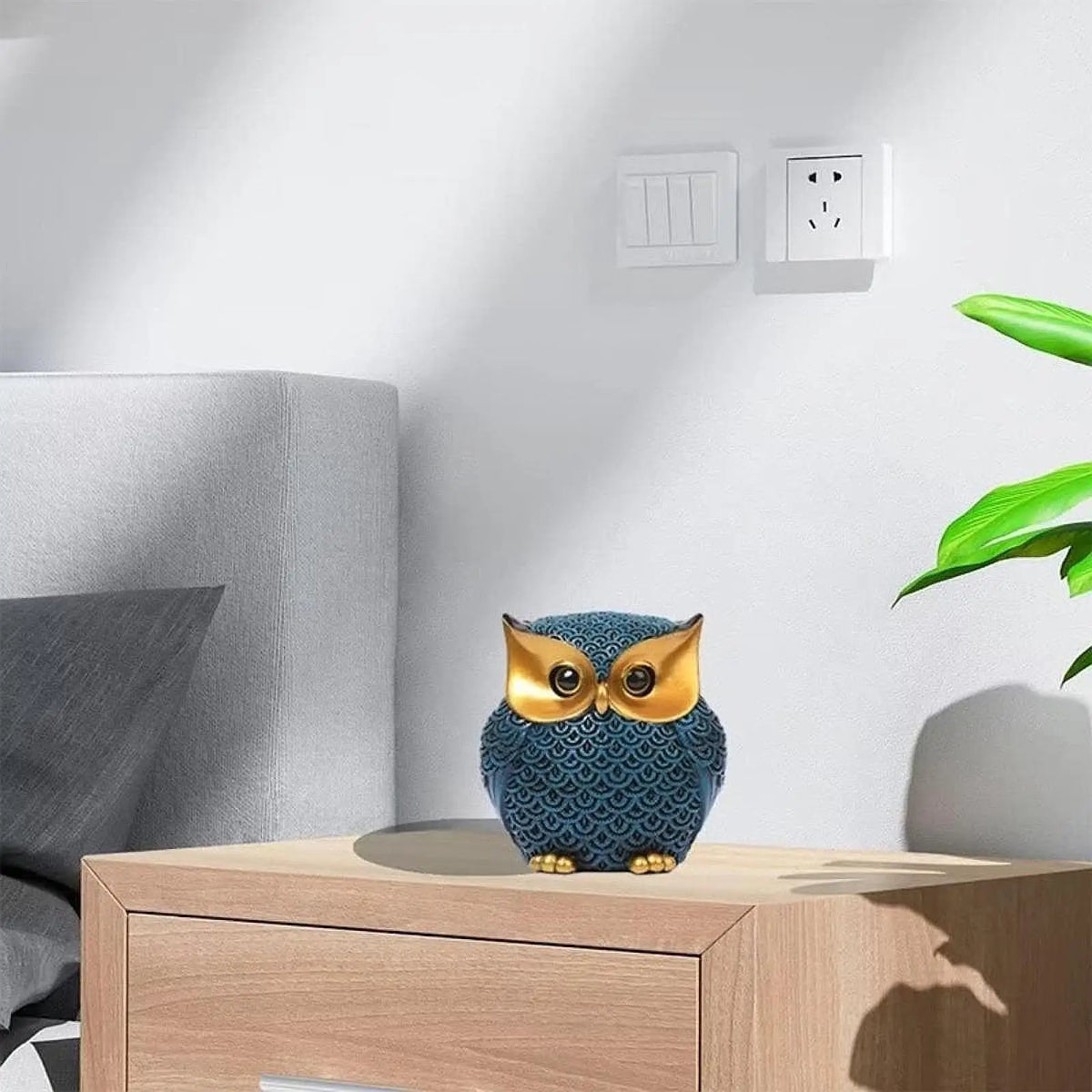 Modern Blue Owl Statue — Resin Bookshelf & Desk Ornament